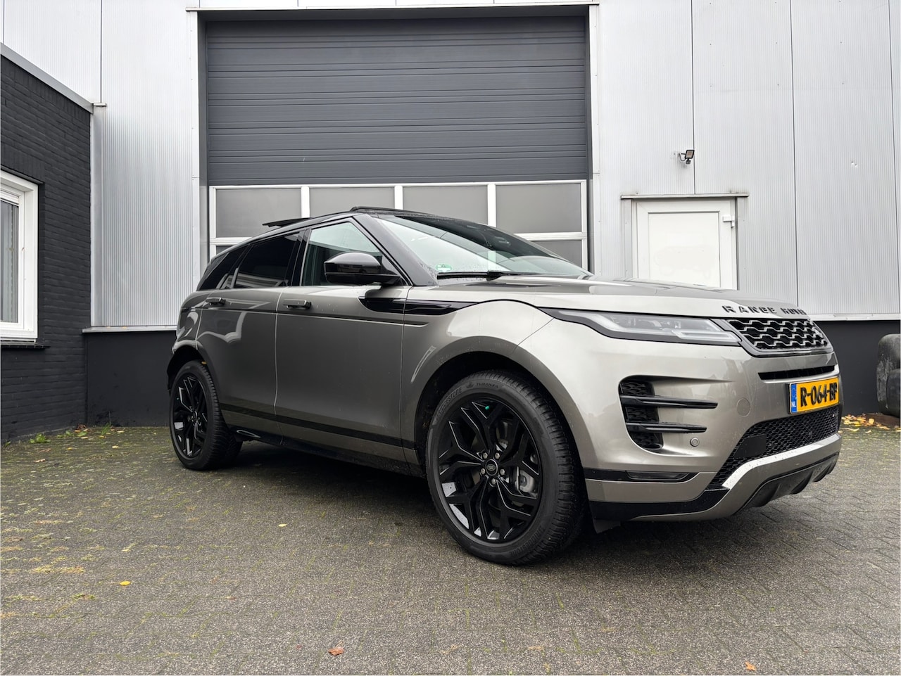 Land Rover Range Rover Evoque - 2.0 P300e AWD R-Dynamic HSE Panodak Blackpack Camera - AutoWereld.nl