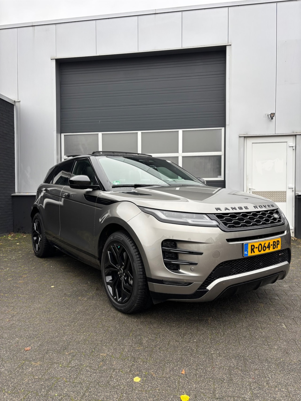 Land Rover Range Rover Evoque - 2.0 P300e AWD R-Dynamic HSE Panodak Blackpack Camera - AutoWereld.nl