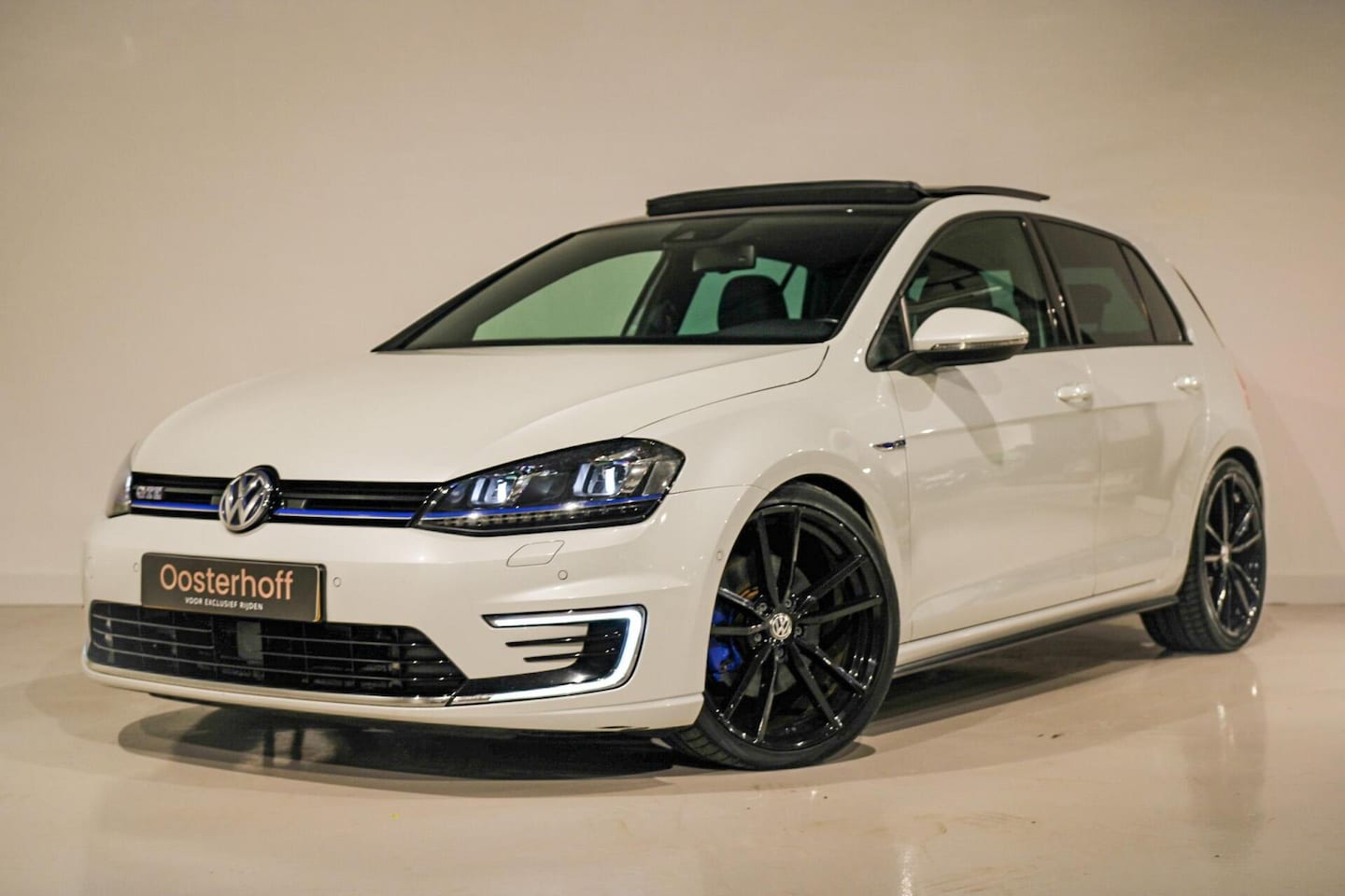 Volkswagen Golf - GTE 1.4 TSI Highline PANO | LEDER - AutoWereld.nl