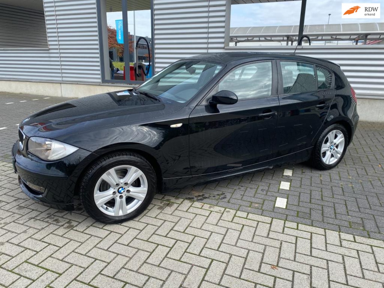 BMW 1-serie - 116i Executive DUITS KENTEKEN airco stoelverwarming 5 deurs auto is in topconditie , schad - AutoWereld.nl
