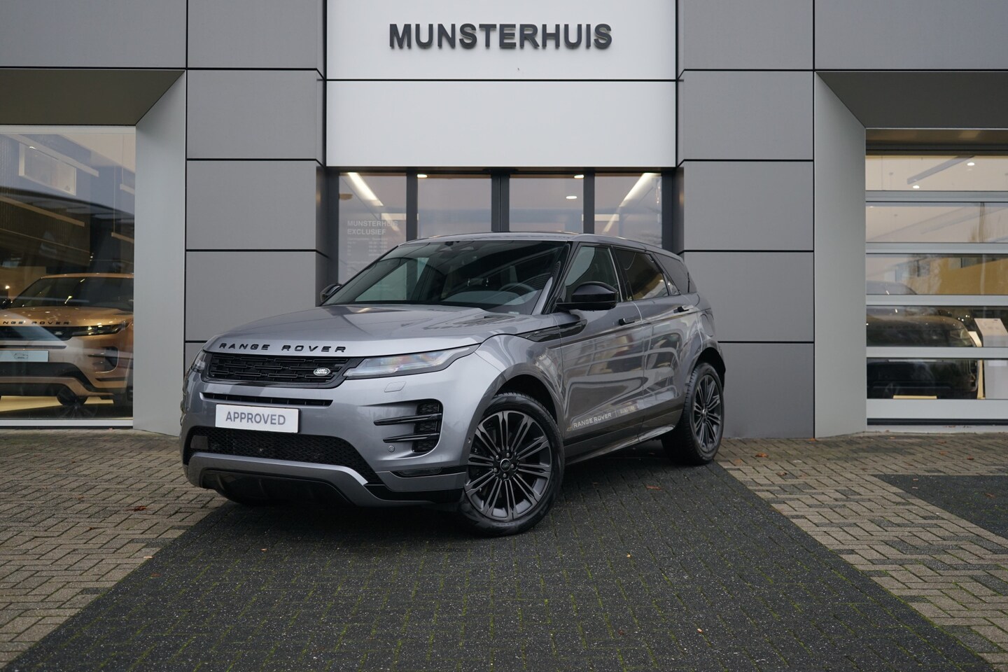 Land Rover Range Rover Evoque - P270e PHEV AWD Graphite Edition | Schuif/Kantel dak | Voorstoelen / Achterbank verwarmd | - AutoWereld.nl