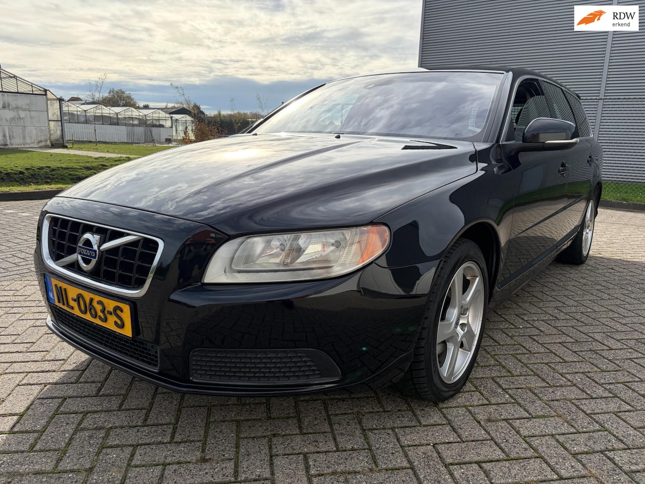 Volvo V70 - 2.0 T5 AUTOMAAT-241PK weinig KM. Black!! Edition - AutoWereld.nl