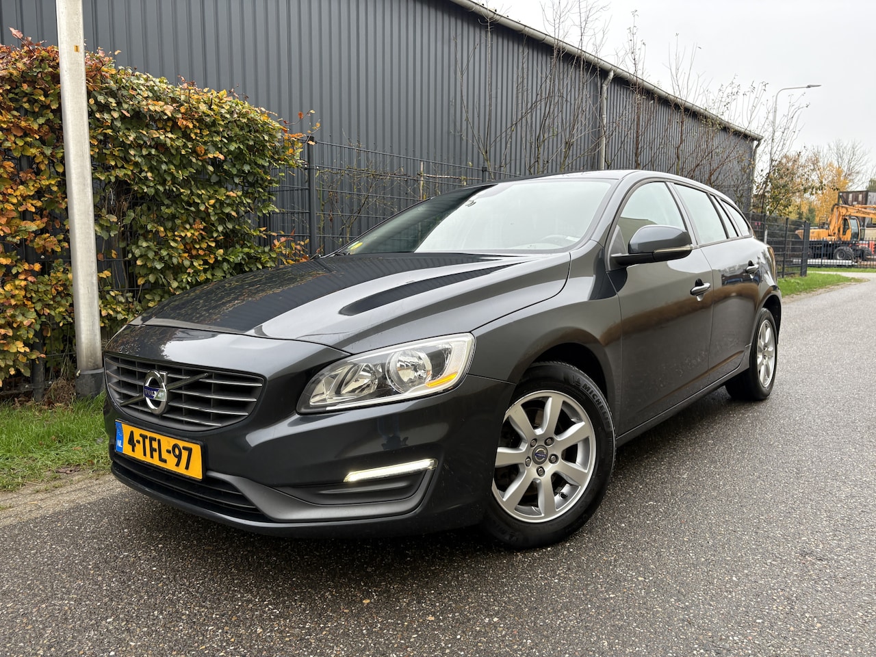 Volvo V60 - 1.6 D2 Kinetic / AUTOMAAT / NAVI / CRUISE - AutoWereld.nl