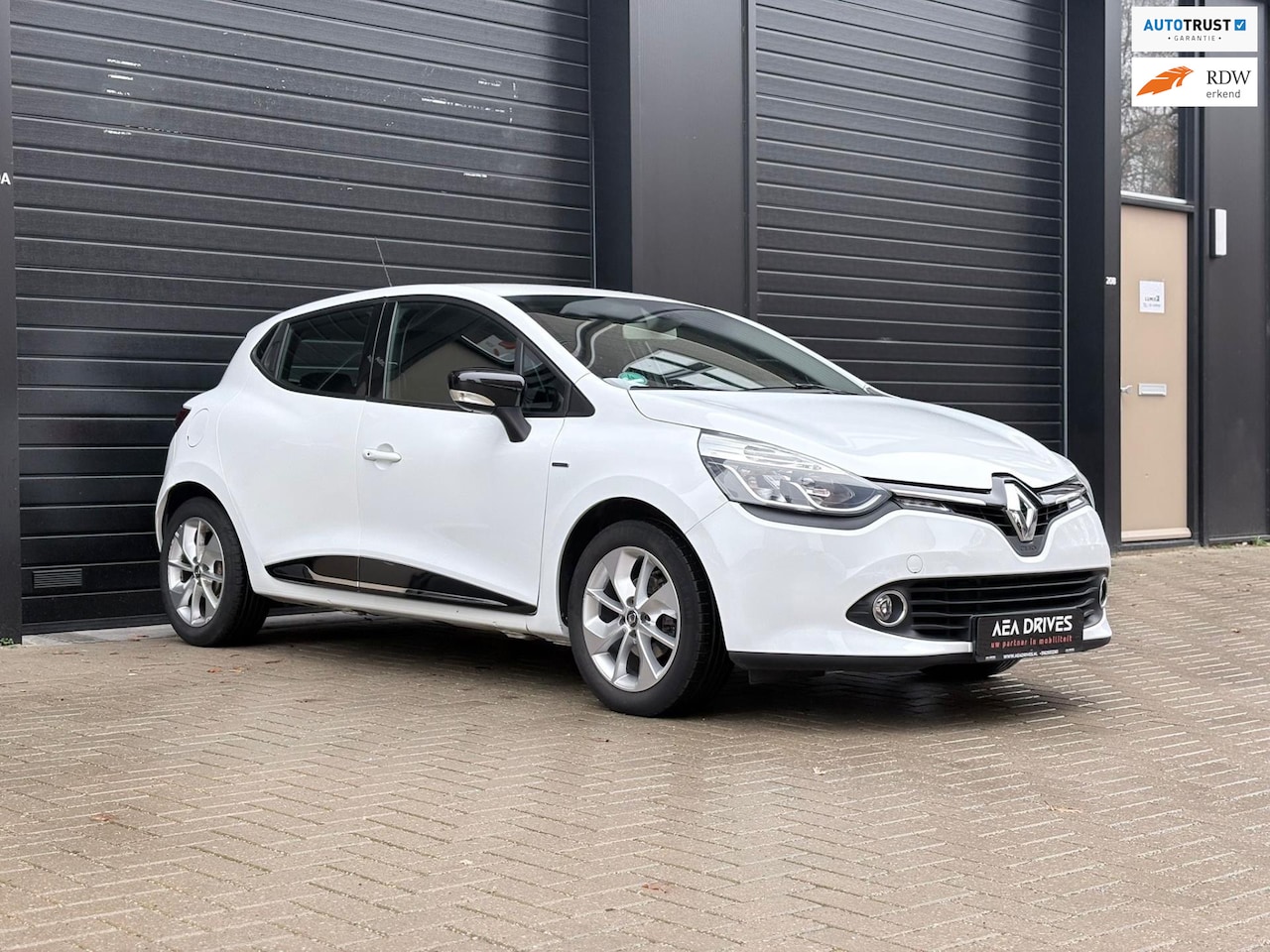 Renault Clio - 0.9 Limited 2016 in uitstekende staat! Airco, navigatie, parkeersensoren, lichtmetalen vel - AutoWereld.nl