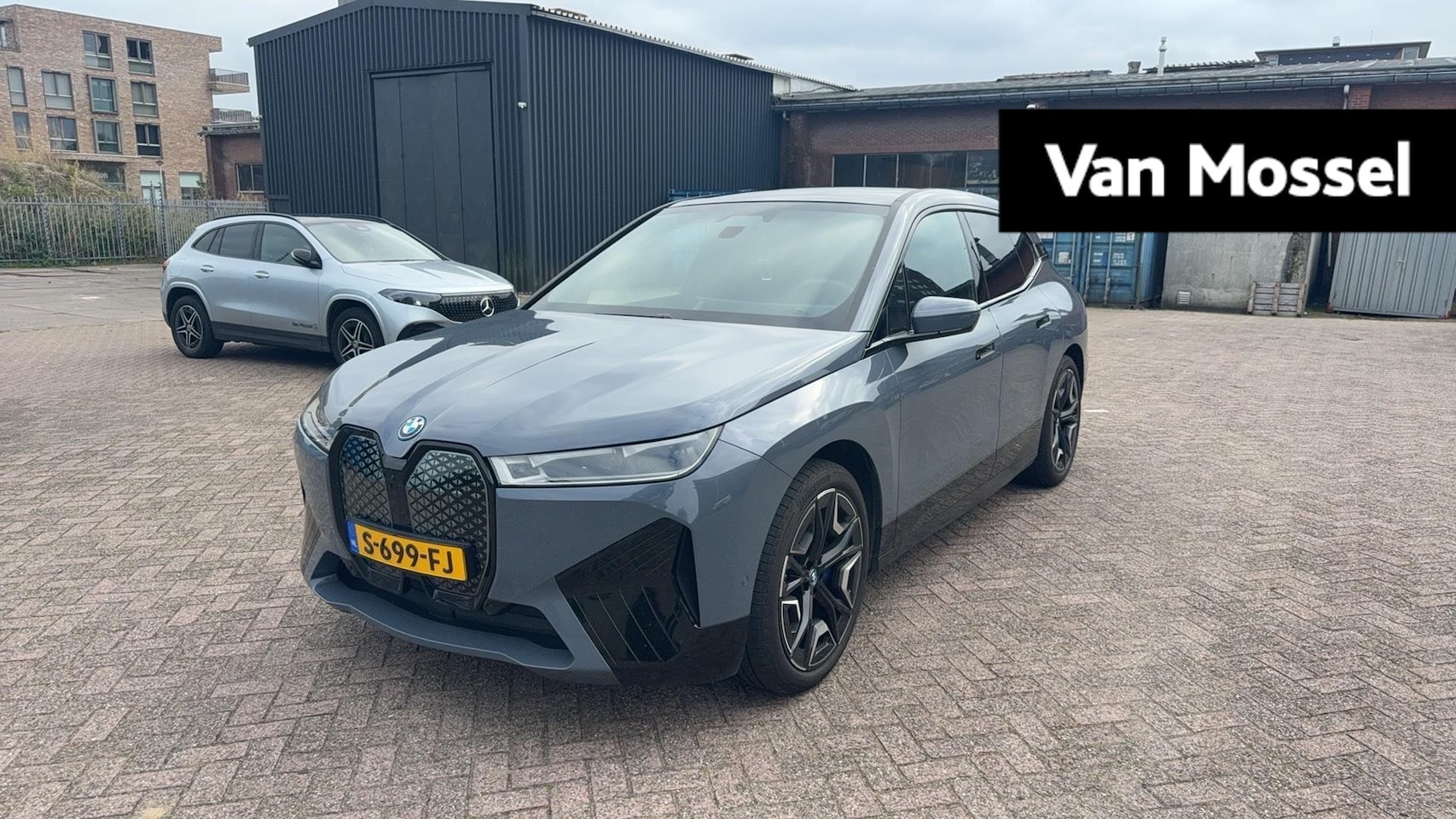 BMW iX - xDrive40 High Executive 77 kWh | SKY LOUNGE PANORAMADAK | 21 INCH | SPORTPAKKET | ELEKTR.T - AutoWereld.nl