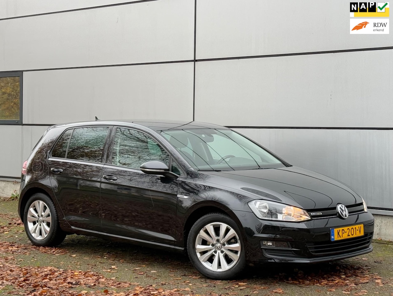 Volkswagen Golf - 1.0 TSI Connected Series Automaat |Camera |Dealer Ondrh |Navi |Nap |Park Sensor |Boekjes - AutoWereld.nl