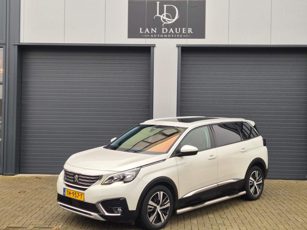 Peugeot 5008 - 1.2 PureTech Allure Pano / Leder /Aut / Camera - AutoWereld.nl