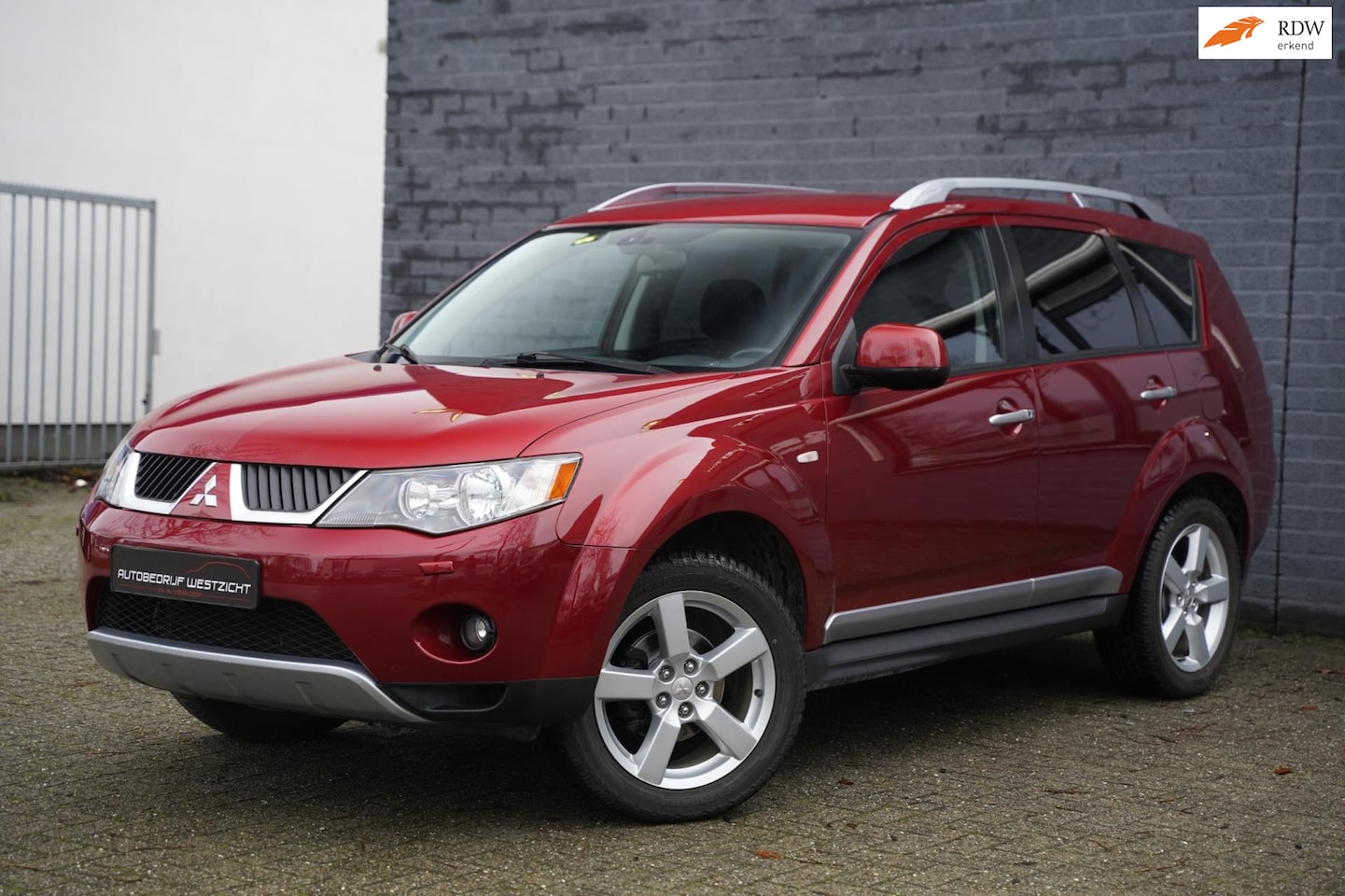 Mitsubishi Outlander - 2.4 Intense 2.4 Intense+, Automaat, 7pers, Youngtimer, Trekhaak - AutoWereld.nl