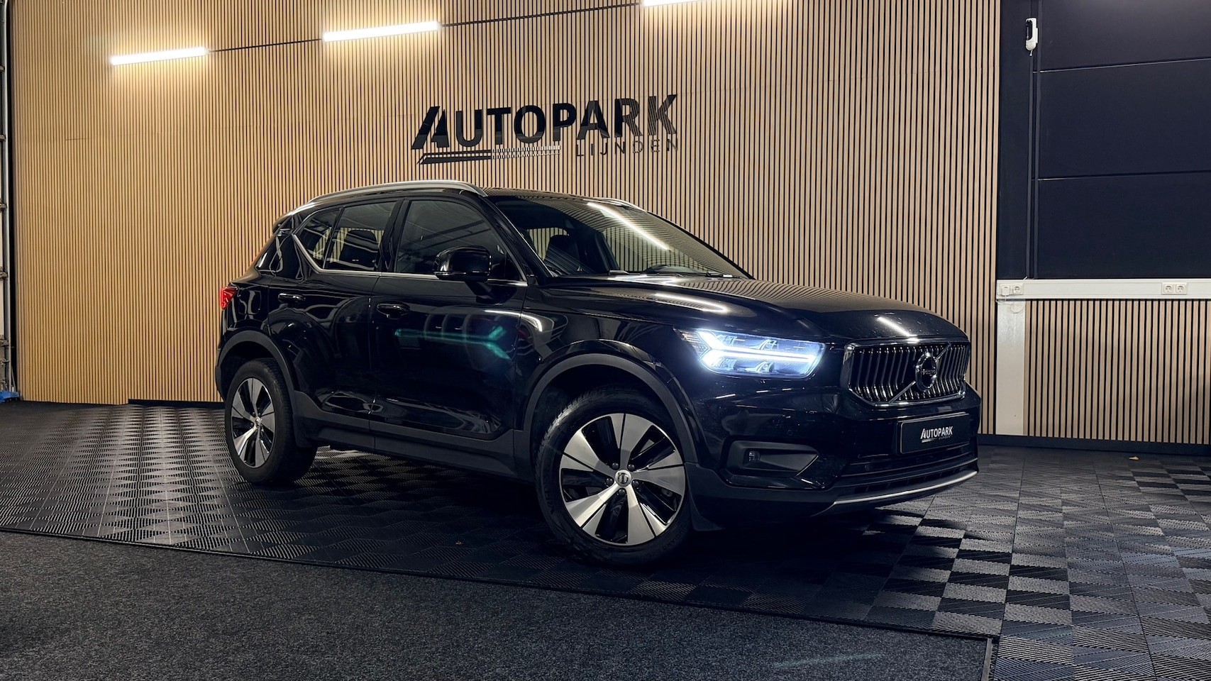 Volvo XC40 - 1.5 T4 Recharge | Trekhaak| Dodehoek |ACC | Carplay | Elektrische kofferklep| Camera achte - AutoWereld.nl