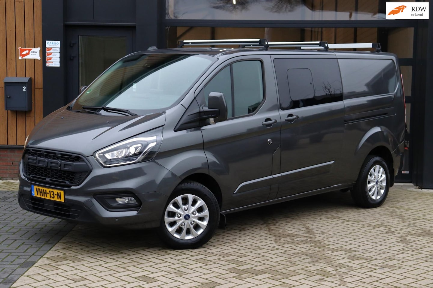 Ford Transit Custom - 320 2.0 TDCI L2H1 Limited DC | Leder | 170pk | Navi | Stoelverwarming | Trekhaak| LM Velge - AutoWereld.nl
