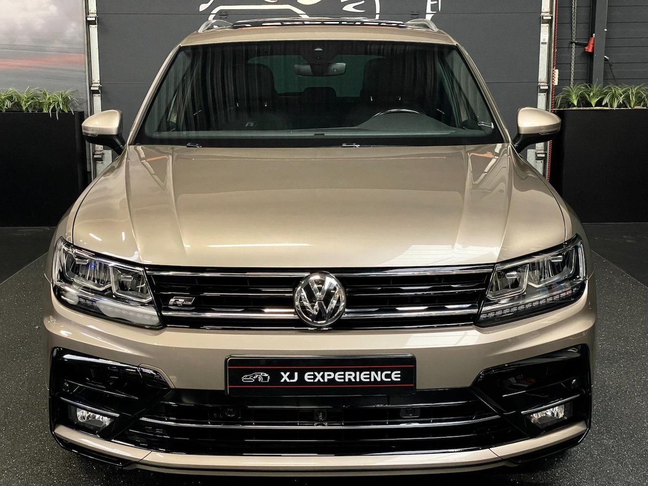 Volkswagen Tiguan - 1.4 TSI ACT Highline Business 3X R-LINE PANO LEER NAVI - AutoWereld.nl