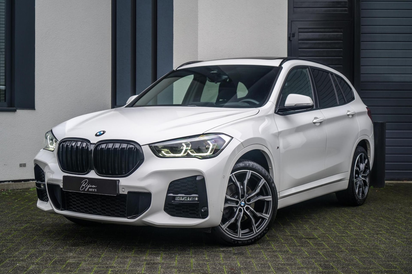BMW X1 - sDrive18i M-Sport PANO / TREKHAAK / CAMERA - AutoWereld.nl