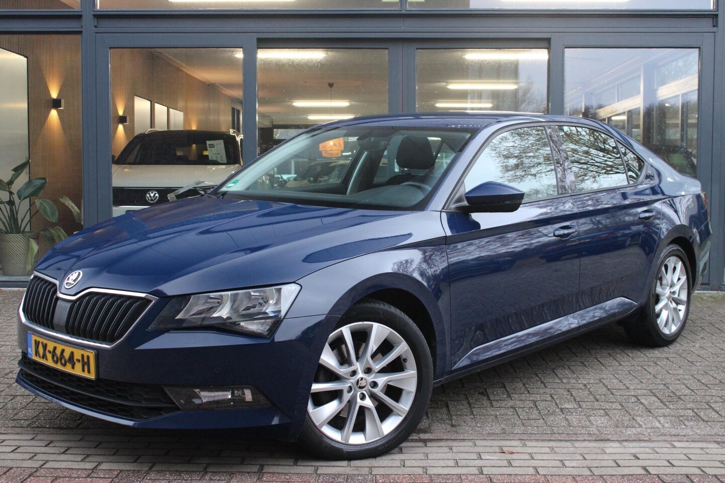 Skoda Superb - 1.4 TSI Active Business | Cruise Control | Parkeersensoren | Carplay | Navigatie | - AutoWereld.nl