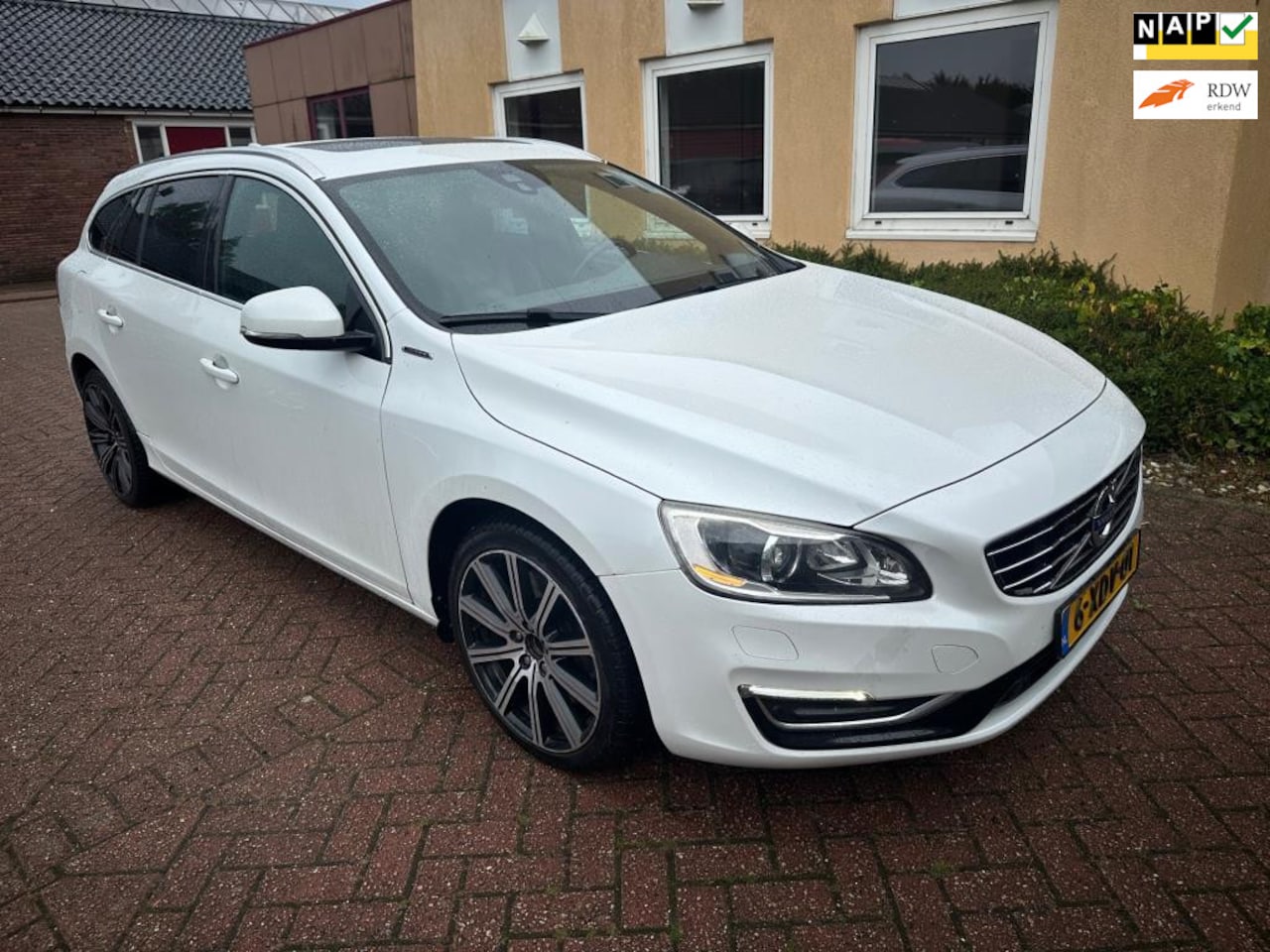 Volvo V60 - 2.4 D6 AWD Plug-In Hybrid Summum LEER OPENDAK NAP - AutoWereld.nl