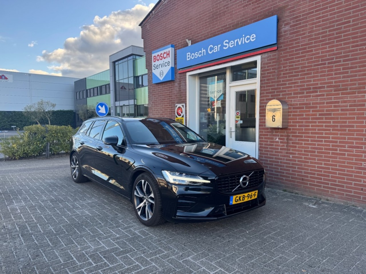 Volvo V60 - 2.0 B4 145kW R-Design 8-aut.  Mild-Hybrid - AutoWereld.nl