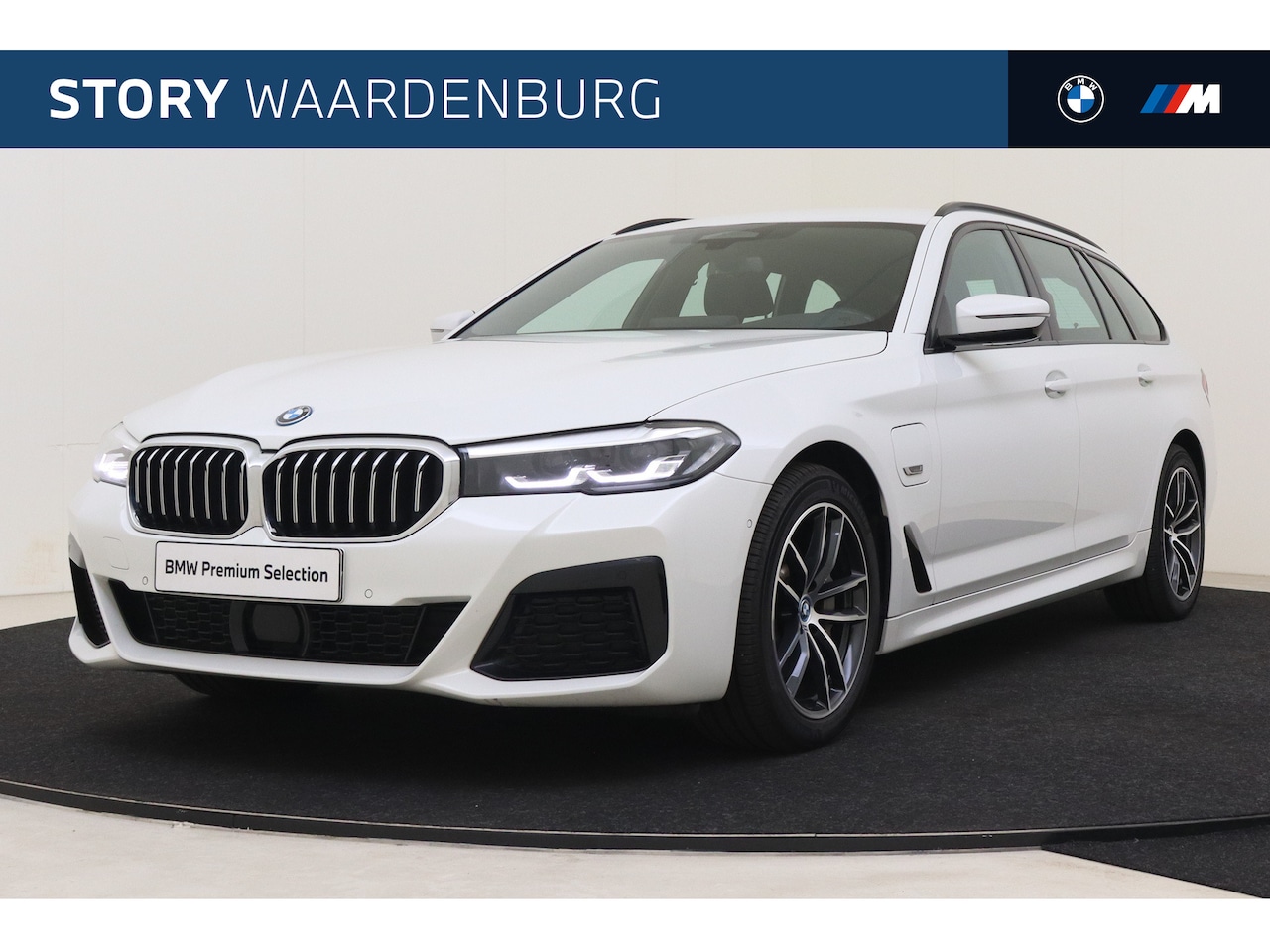 BMW 5-serie Touring - 530e xDrive High Executive M Sport Automaat / Sportstoelen / Trekhaak / Achteruitrijcamera - AutoWereld.nl