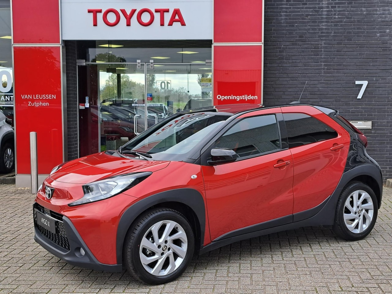 Toyota Aygo X - PULSE AUTOMAAT CAMERA STOELVERW. CLIMA 17"LM-VELGEN ADAPTIVE CRUISE PRIVACY-GLASS - AutoWereld.nl