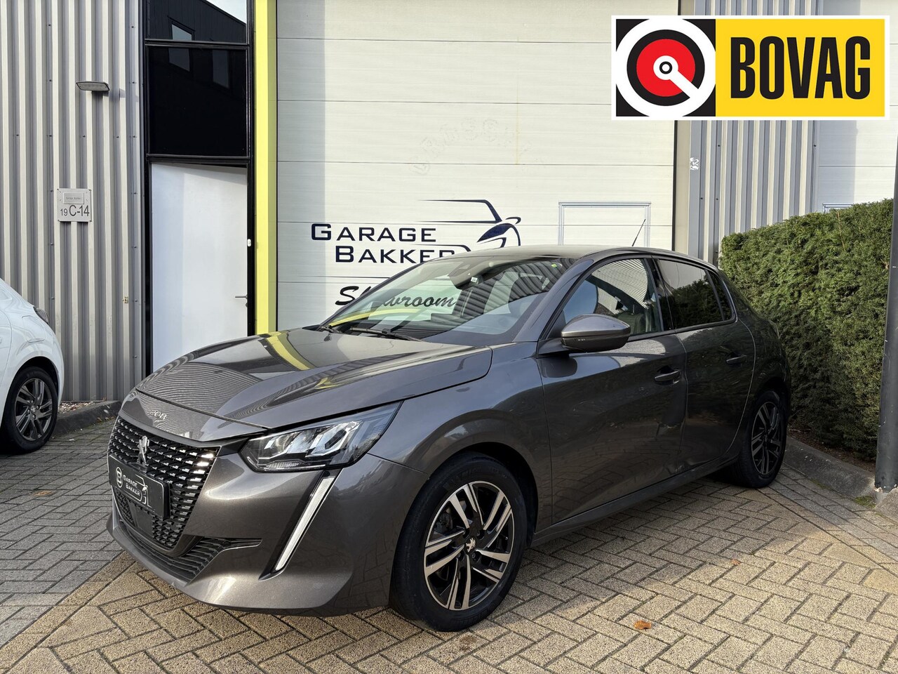 Peugeot 208 - 1.2 PureTech Allure Panoramadak, 360 Camera, Stoelverwarming, Cruise Control Adaptief - AutoWereld.nl