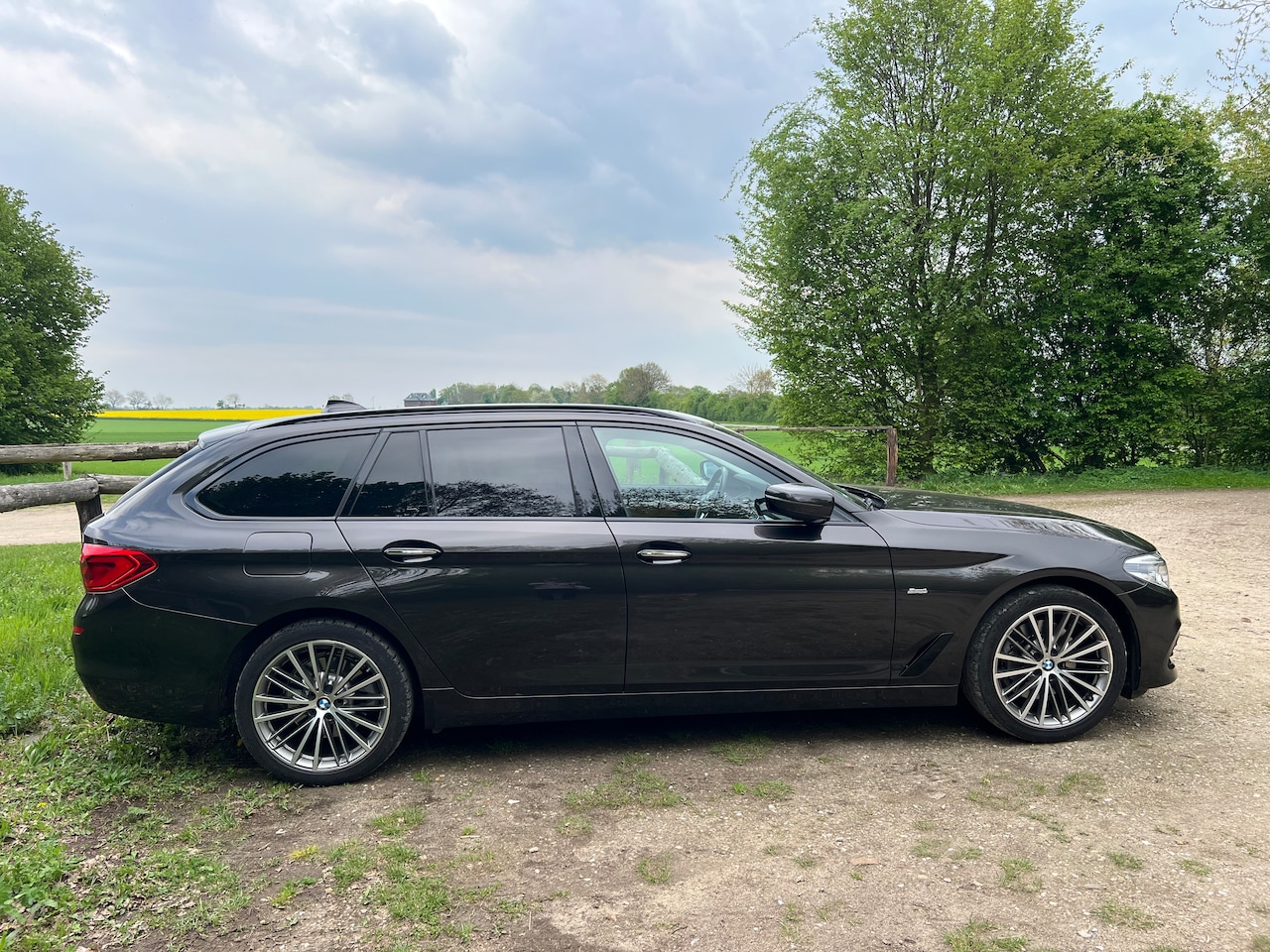BMW 5-serie Touring - 530i High Executive Dakota Leder, Panoramadak, Harman Kardon, Trekhaak, verwarmde Comfortstoelen incl. ventila - AutoWereld.nl
