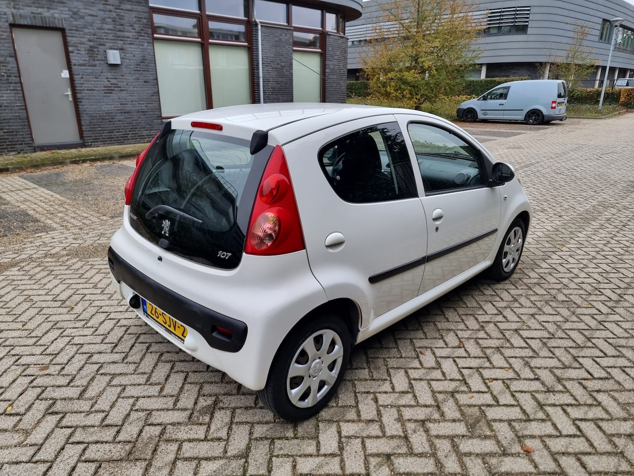 Peugeot 107 - 1.0-12V Sportium