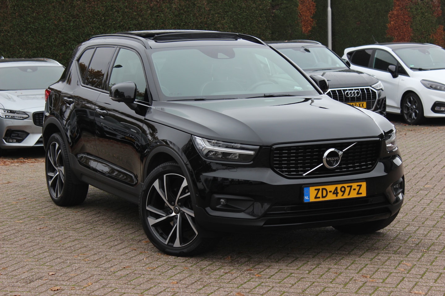 Volvo XC40 - 2.0 T5 AWD R-Design Intro Edition / Trekhaak / Panoramadak / 360Camera / Standverwarming / - AutoWereld.nl