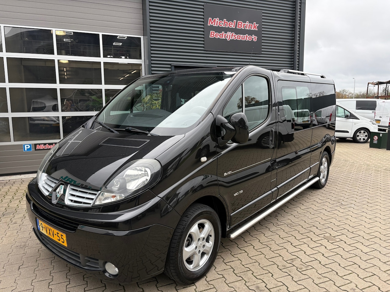 Renault Trafic - 2.0 Dci L2H1 Dubbele Cabine Black Edition - AutoWereld.nl