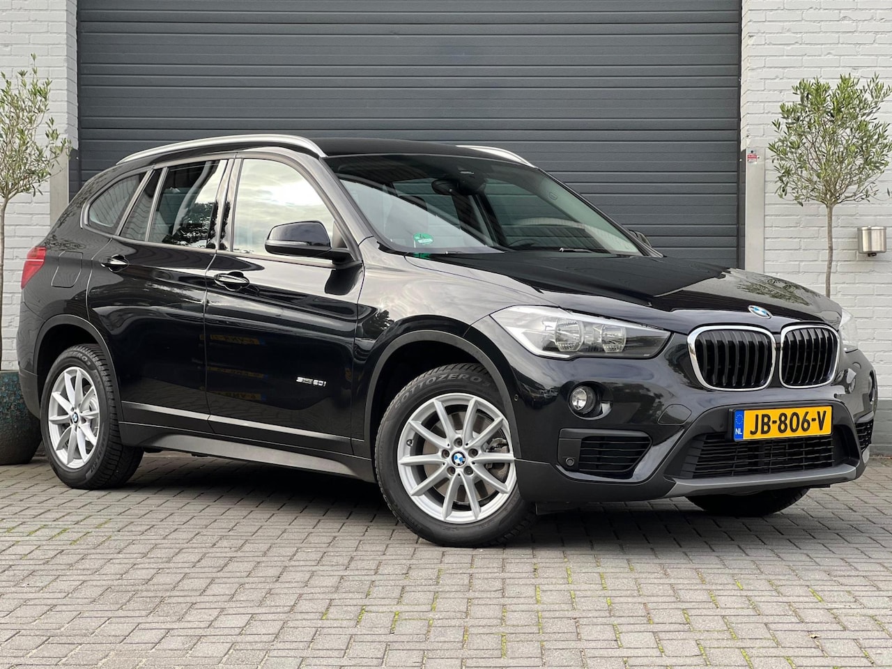 BMW X1 - SDrive20i Essential |192PK|Headup|Automaat|Beurt gehad|Nette Auto| - AutoWereld.nl