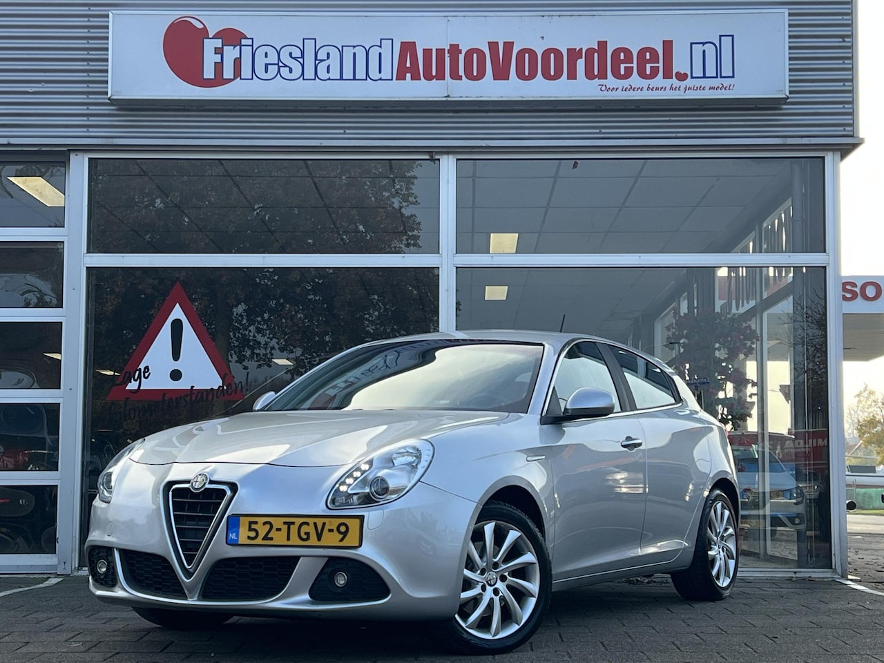Alfa Romeo Giulietta - 1.4 T Distinctive 170 PK / Leder / Stoelverw. / PDC / Cruise / Clima / 2012 - AutoWereld.nl