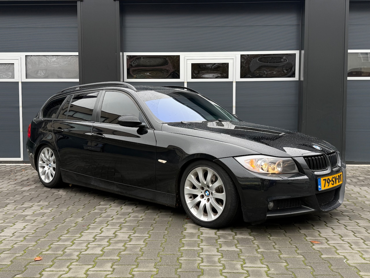 BMW 3-serie Touring - 318i NL Auto | Apple Caraplay | Sport | Leder | Black Optic - AutoWereld.nl