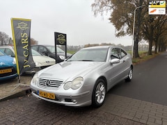 Mercedes-Benz C-klasse Sportcoupé - 180 K. Amice AIRCO, CRUISE, PDC VOOR/ACHTER, AUTOMAAT, SPORTVELGEN, MET APK
