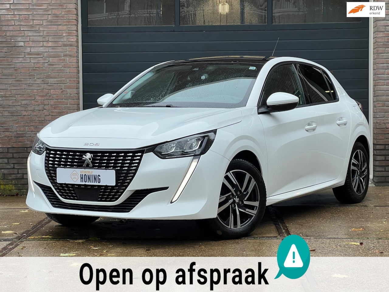 Peugeot 208 - Allure Pack 100pk Automaat | Panoramadak | Trekhaak | ACC | Carplay/AndroidAuto | Stoelver - AutoWereld.nl