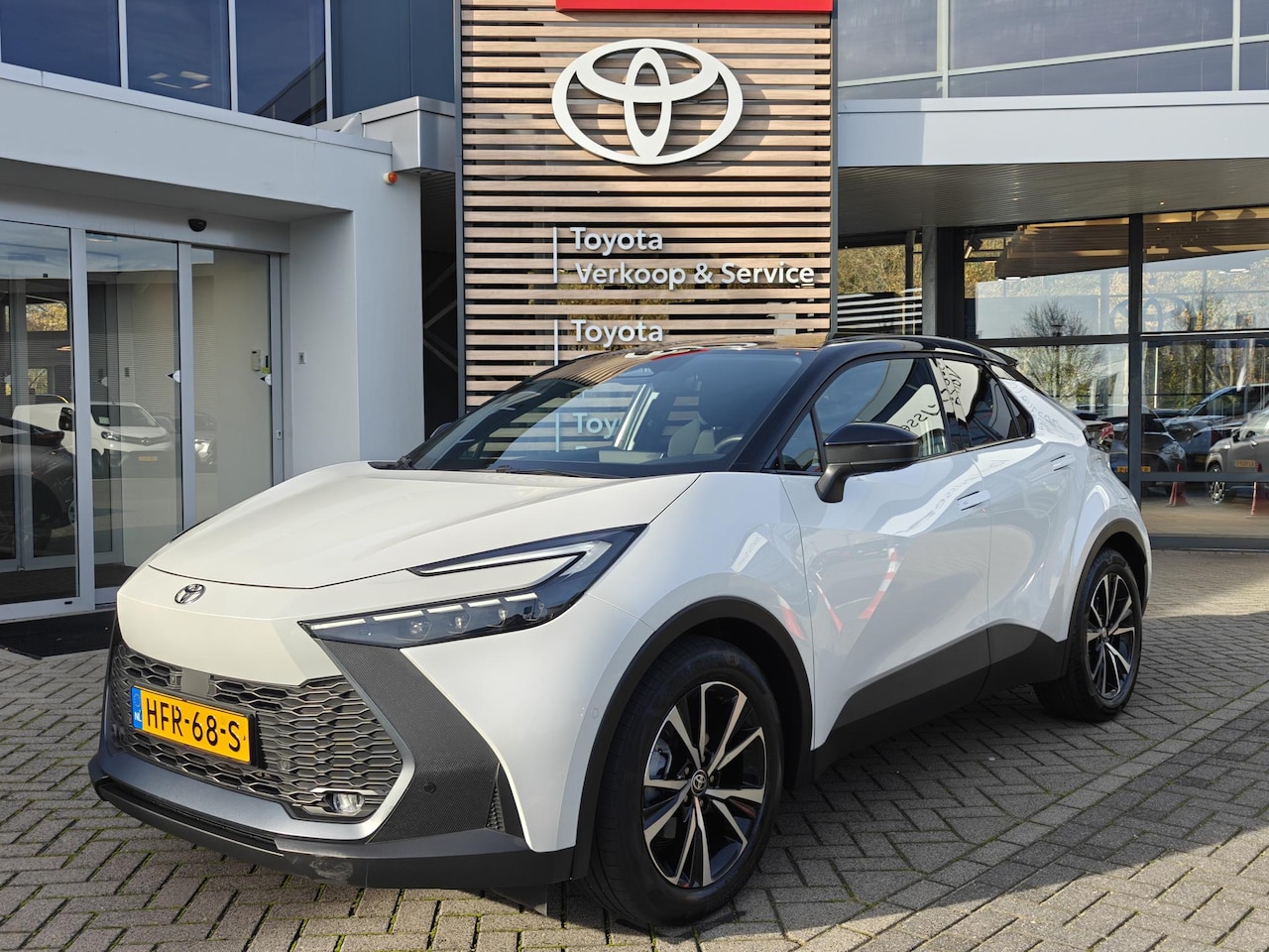 Toyota C-HR - 1.8 Hybrid 140 First Edition NAVI BLIND-SPOT KEYLESS APPLE/ANDROID PARK-SENSOREN 360-CAMER - AutoWereld.nl