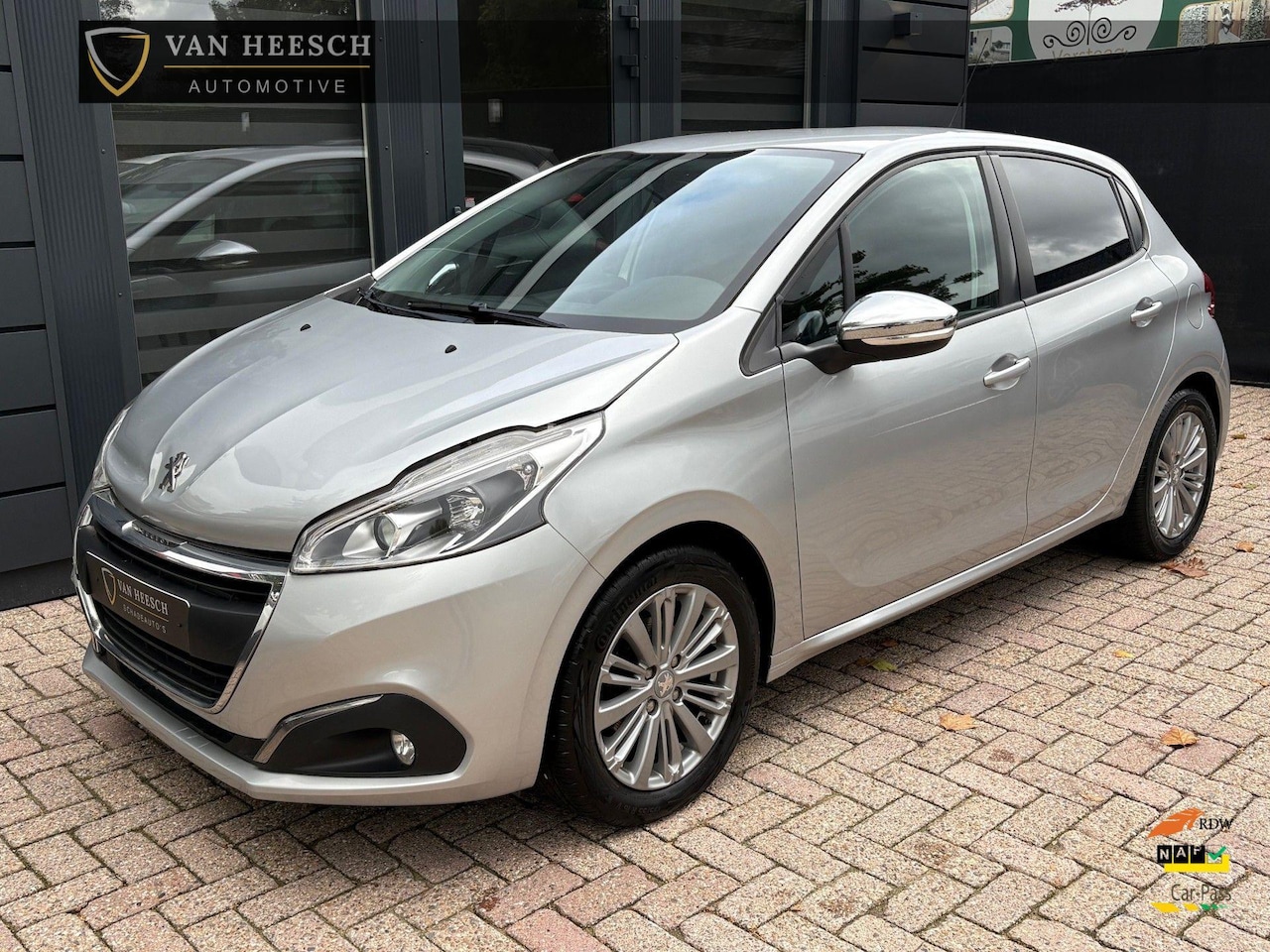 Peugeot 208 - 1.2 PureTech Style 5 deurs | Navi Lm-velgen Pdc | Lichte schade - AutoWereld.nl