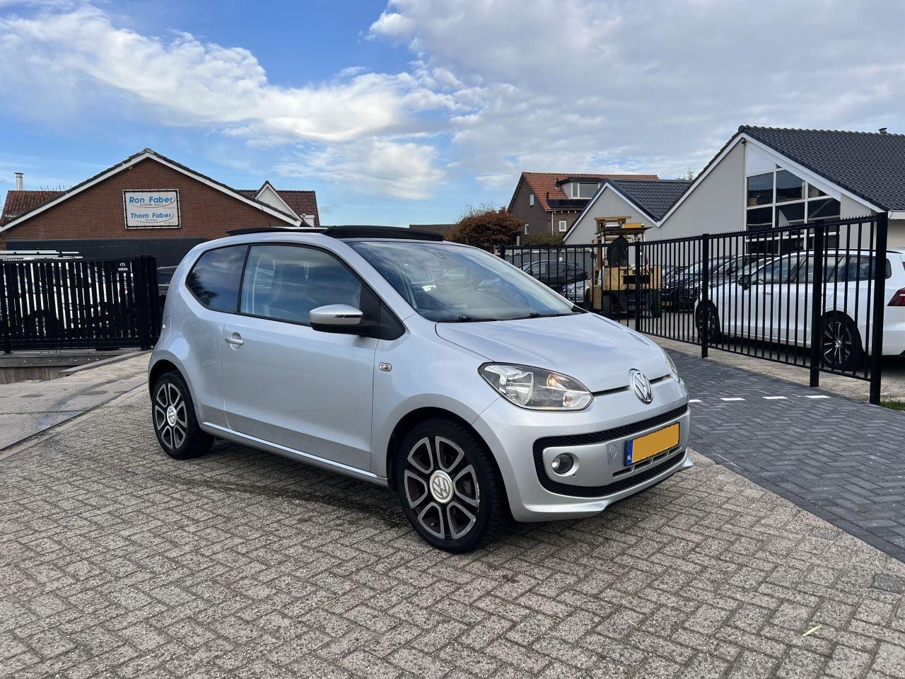 Volkswagen Up! - 1.0 high up! Pano - AutoWereld.nl