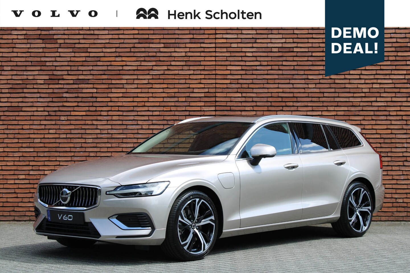 Volvo V60 - T6 Plug-in hybrid AWD Plus Bright | Panoramadak | Virtual Park Assist | Verwarmbaar Stuurw - AutoWereld.nl
