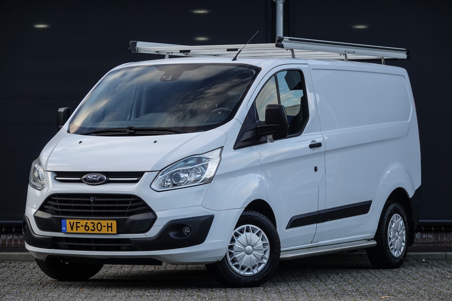 Ford Transit Custom - L1H1 2.2 Tdci 125Pk | Trend | 290 | Achteruitrijcamera | Sidebars | Frozen White - AutoWereld.nl