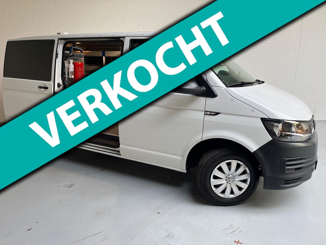 Volkswagen Transporter - SERVICEWAGEN 2.0 TDI 100pk euro6 L1H1 Highline SORTIMO INRICHTING ,V230 OMVORMER, Trekhaak - AutoWereld.nl