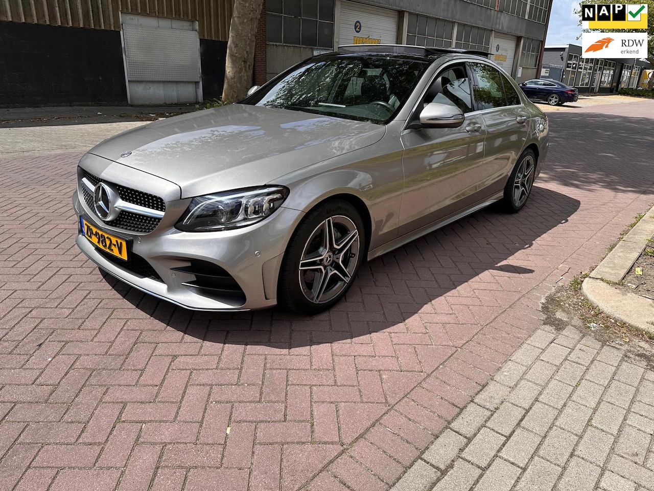 Mercedes-Benz C-klasse - 180 Premium Plus Pack * 2019 * Panorama * Navigatie * Sfeerverlichting * Camera * Half led - AutoWereld.nl