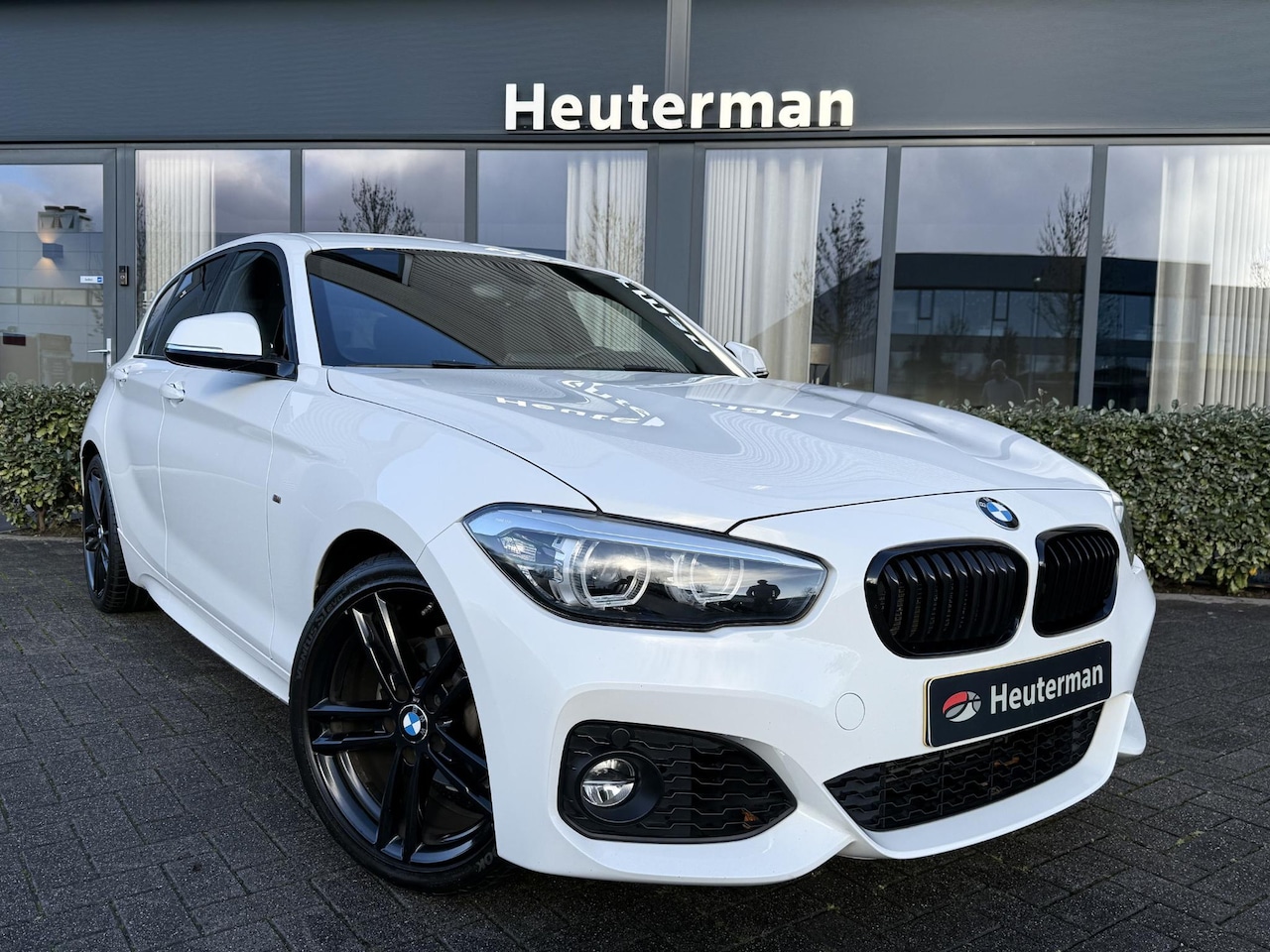 BMW 1-serie - 118i M-Sport Shadow Aut./ Black/ LED/ HK - AutoWereld.nl