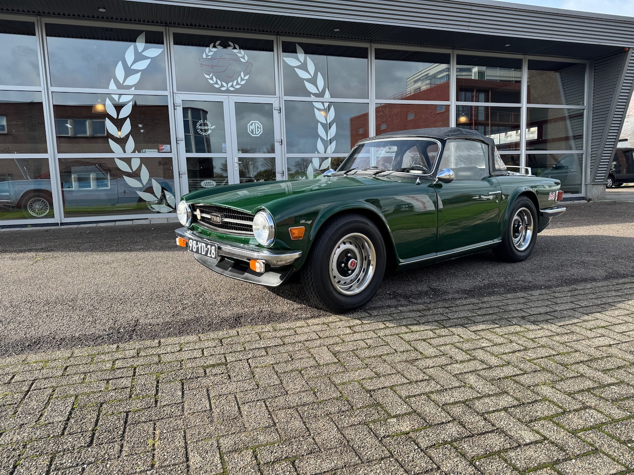 Triumph TR6 - Soft Top Overdrive - AutoWereld.nl