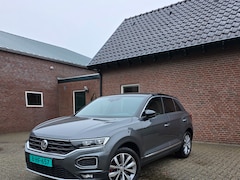 Volkswagen T-Roc - 2.0 TSI 4Motion Sport 191pk | Flippers | Carplay | Virtual cockpit | Stoelverwarming | 17''