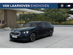 BMW 5-serie Touring - 550e xDrive M Sport Automaat / Panoramadak / Trekhaak / Bowers & Wilkins / Adaptief onders