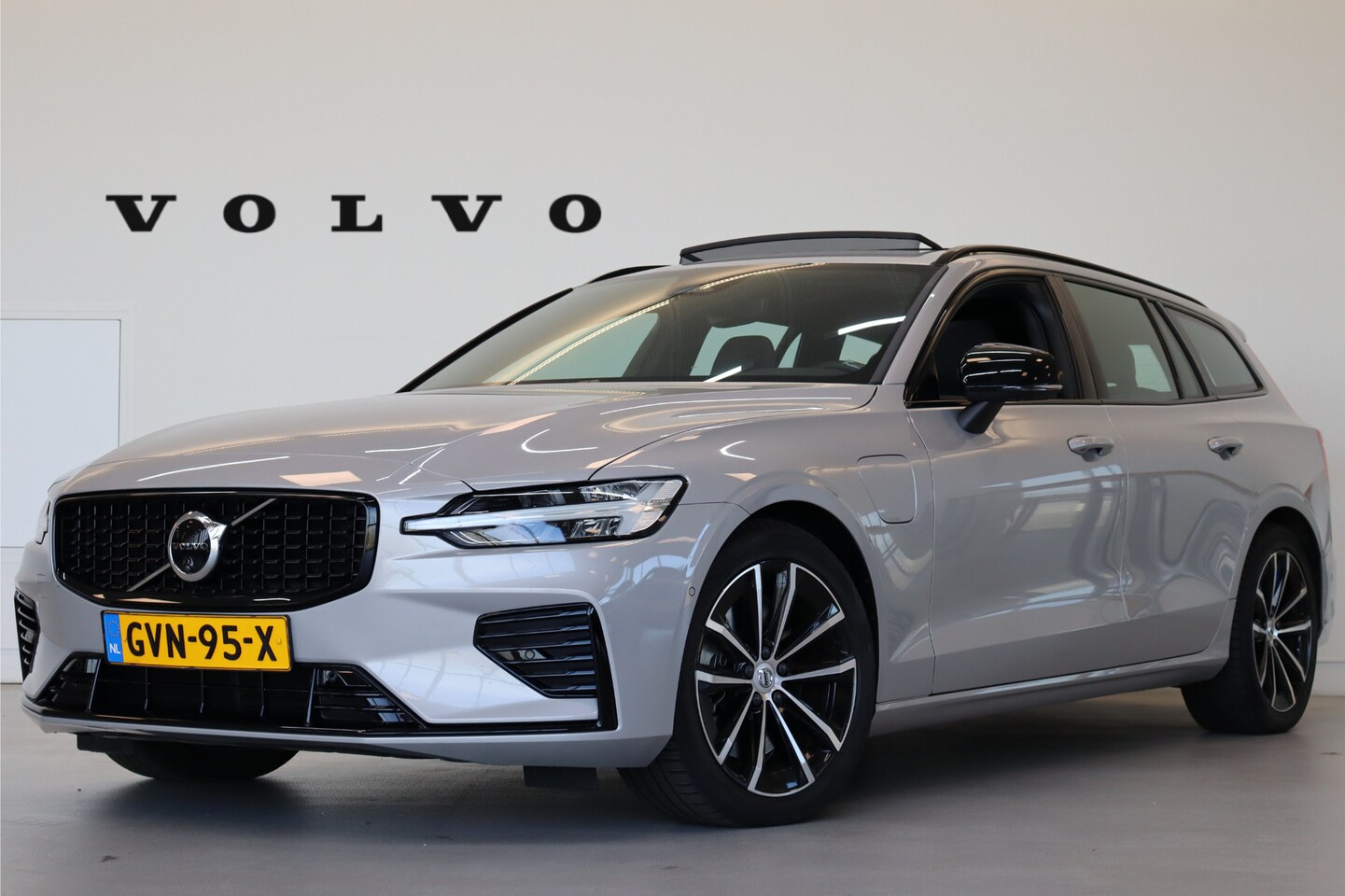 Volvo V60 - T6 350PK AWD Plus Dark Panoramadak | Trekhaak | 360° | Contourstoelen - AutoWereld.nl