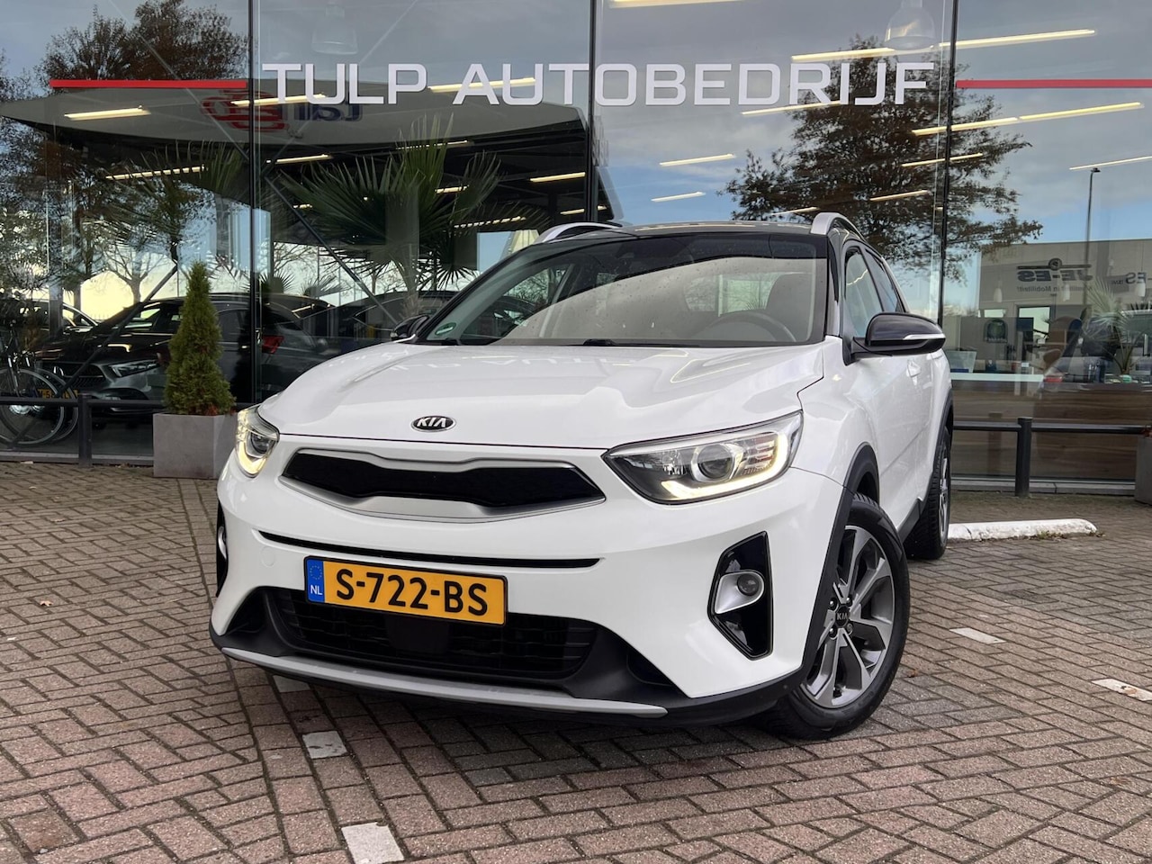 Kia Stonic - 1.0 T-GDi ExecutiveLine Automaat All season banden - AutoWereld.nl