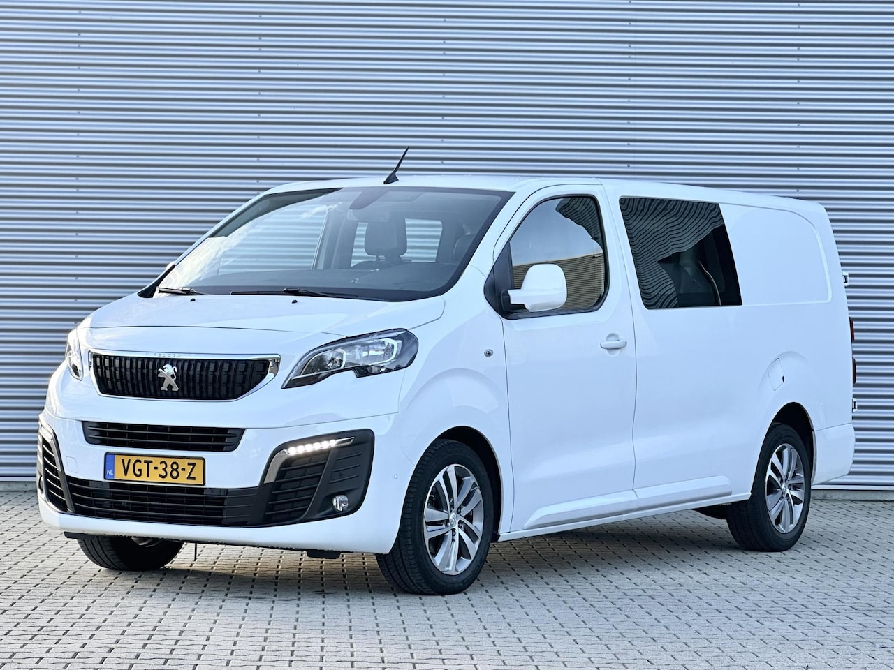Peugeot Expert - 2.0 BlueHDI 180 dubbele cabine automaat DC lang - AutoWereld.nl