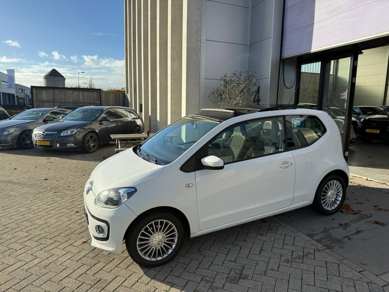Volkswagen Up! - 1.0 high up! AUTOMAAT! PANO! PDC! STOELVERWARMING! INRUIL MOGELIJK! - AutoWereld.nl