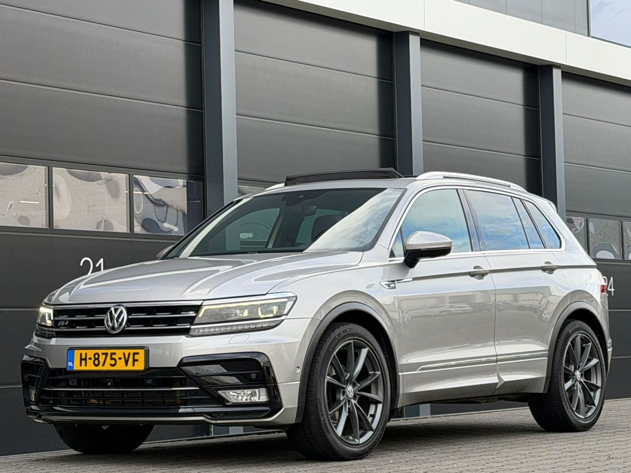Volkswagen Tiguan - 2.0 R-line 360 Camera Pano 150PK Leer - AutoWereld.nl