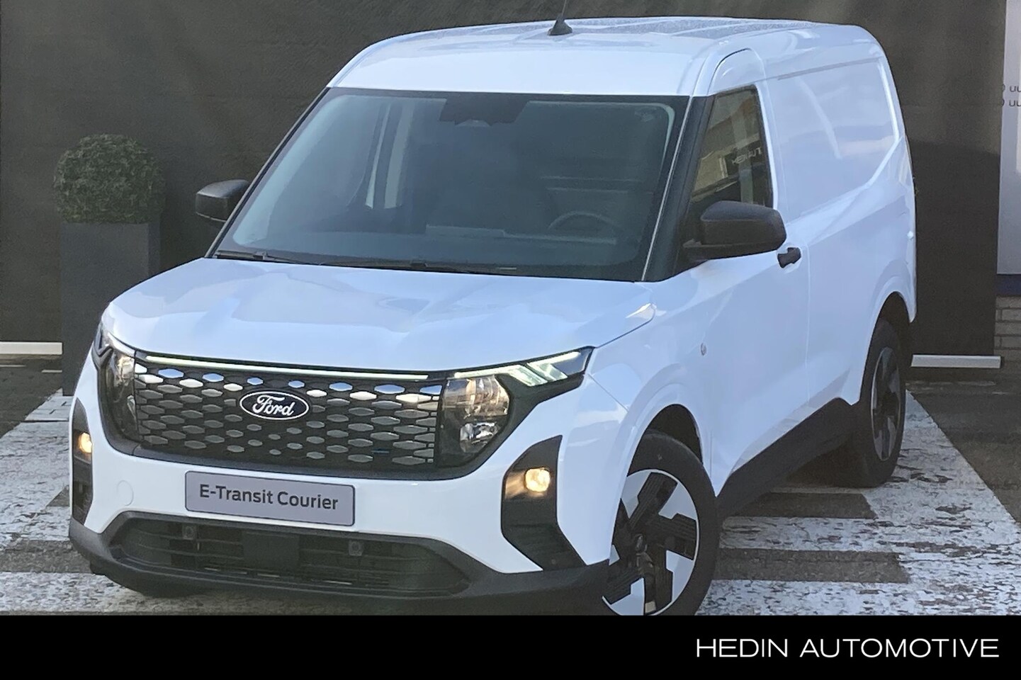 Ford Transit Courier - E-Transit Trend 44 kWh | direct leverbaar | leaseprijs v.a. € 399,- per maand of 0.99% ren - AutoWereld.nl