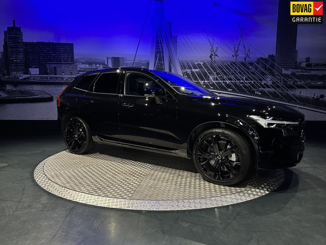 Volvo XC60 - 2.0 T6 Plug-in hybrid AWD Ultra Black Edition *Luchtvering*Trekhaak*360* - AutoWereld.nl