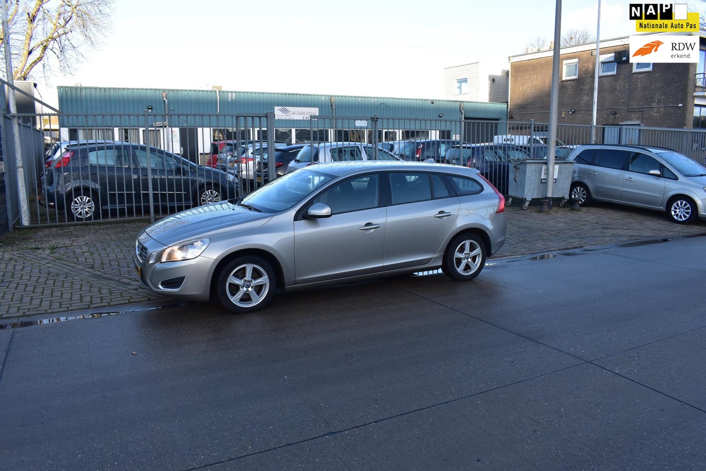 Volvo V60 - 1.6 T3 Kinetic 1.6 T3 Kinetic - AutoWereld.nl